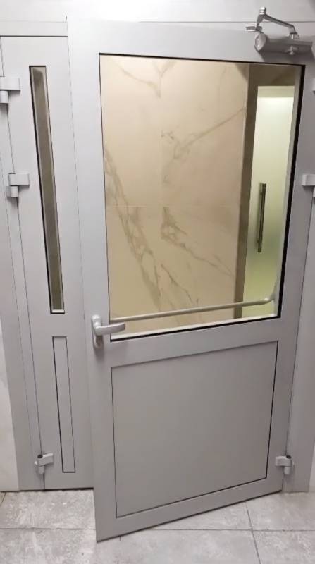 Алюминиевая дверь с ручкой push-bar