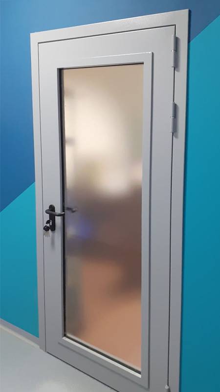 Дверь с остеклением более 25%, фото снаружи Дверь с остеклением более 25%, фото снаружи