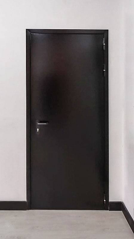 Дверь с темной порошковой отделкой