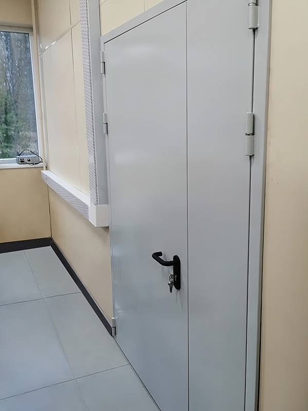 Полуторопольная дверь «антипаника»