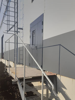 Дверь на входе в складское помещение Дверь на входе в складское помещение