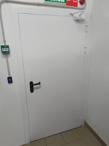 Однопольная дверь с внешней стороны Однопольная дверь с внешней стороны