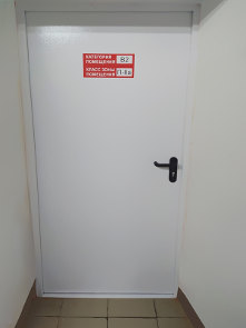 Однопольная дверь с внутренней стороны Однопольная дверь с внутренней стороны