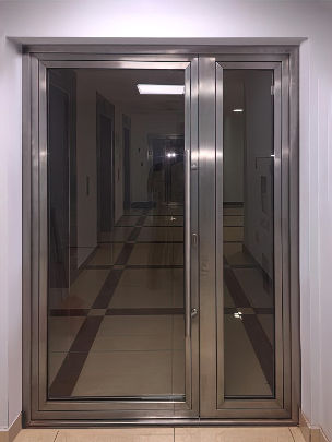 Остекленная двустворчатая дверь, вид сзади Остекленная двустворчатая дверь, вид сзади